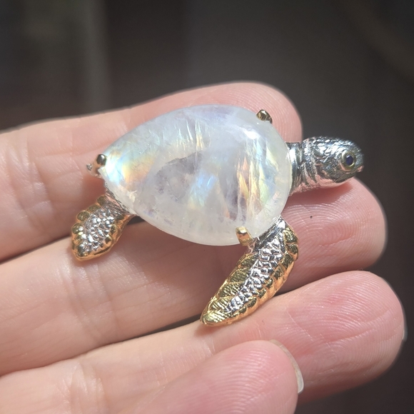 HOST PICK 🎉🎊 Moonstone 29k & Sapphire Sterling & gold sea turtle brooch NEW - Picture 2 of 7